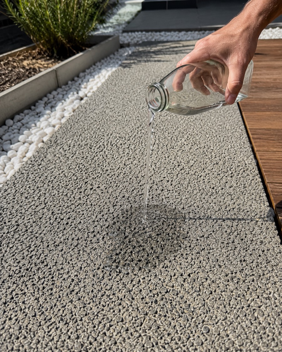 Água drenando pelo Piso Drenante
